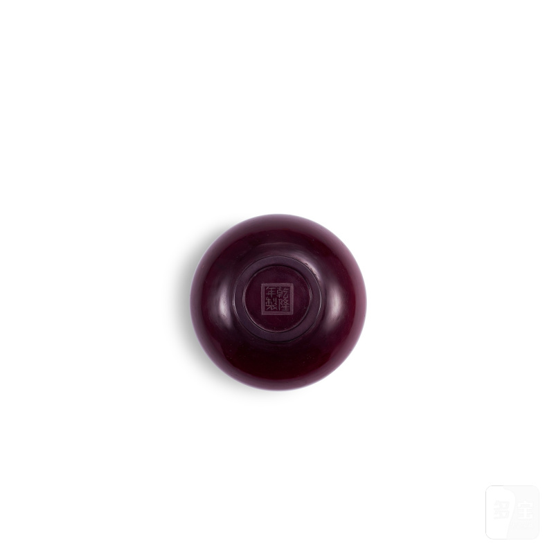 A ruby-red glass 'double-gourd' vase, Mark and period of Qianlong | 清乾隆 寶石紅料葫蘆瓶 《乾隆年製》款 - 图2
